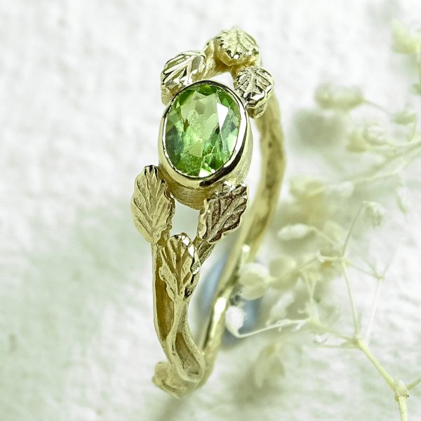 Entwining Leaves, Peridot, 6mm x 4mm, 9ct gold