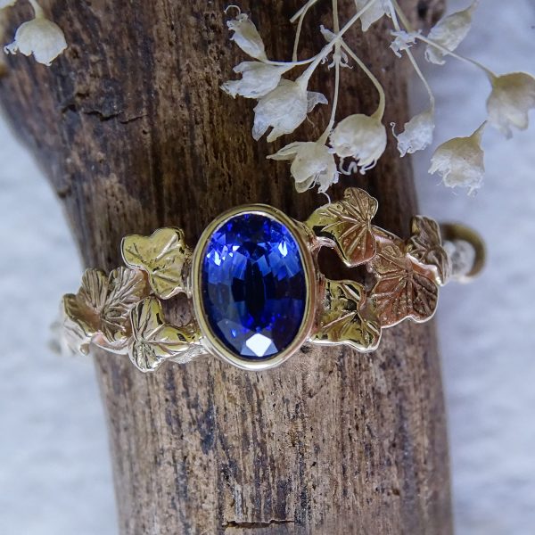 Entwining Ivy Leaves ring, 6mm x 4mm Sapphire, 9ct yellow gold - Image 2