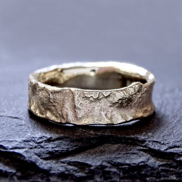 Bark ring, 5mm - 6mm wide, 9ct yellow gold - Image 2